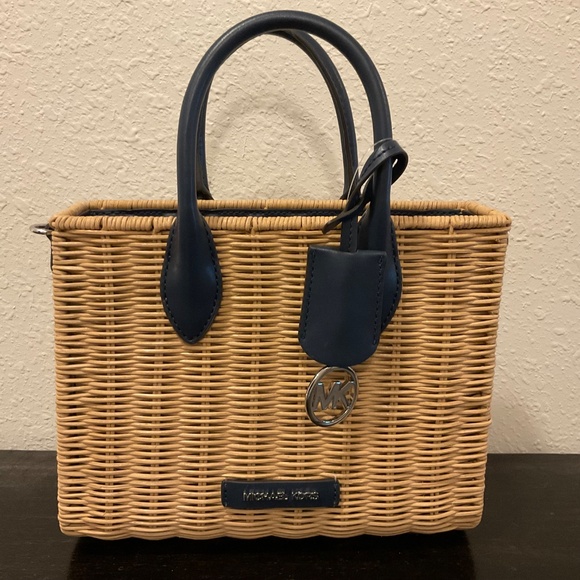 New, THE MICHAEL KORS MIRELLA SMALL SHOPPER TH CROSSBODY IN NAVY, Missing strap - Picture 6 of 8